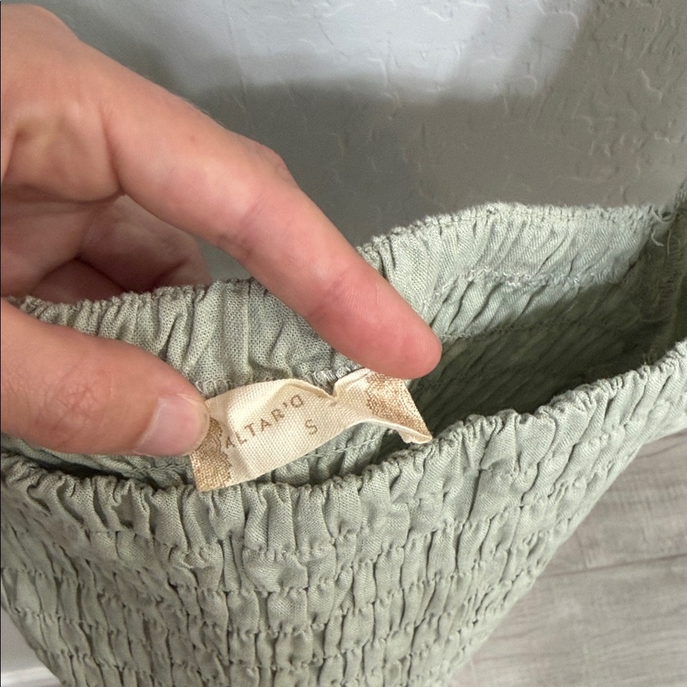 Alter’d State Smocked Puff Sleeve Crop Top - Sage Green small - Picture 2 of 4